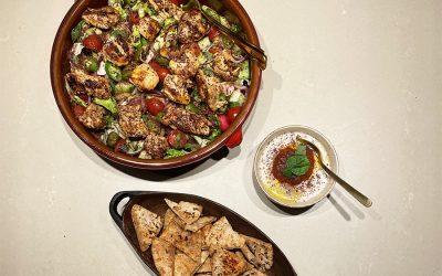 Recept | Fattoush met kippendijen en Libanese dip