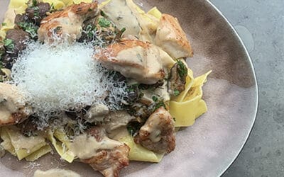 Recept | Pappardelle met kipdijen, bospaddenstoelen en romige tijm saus