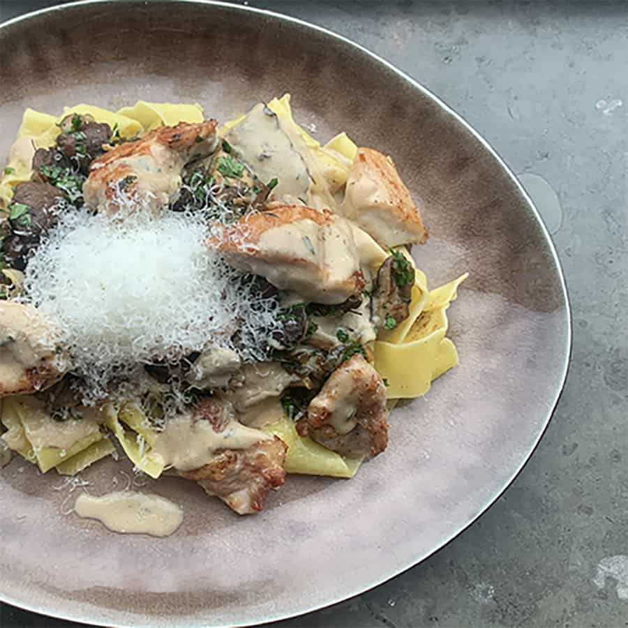 recept pappardelle pasta met kipdij en roomsaus met paddenstoelen